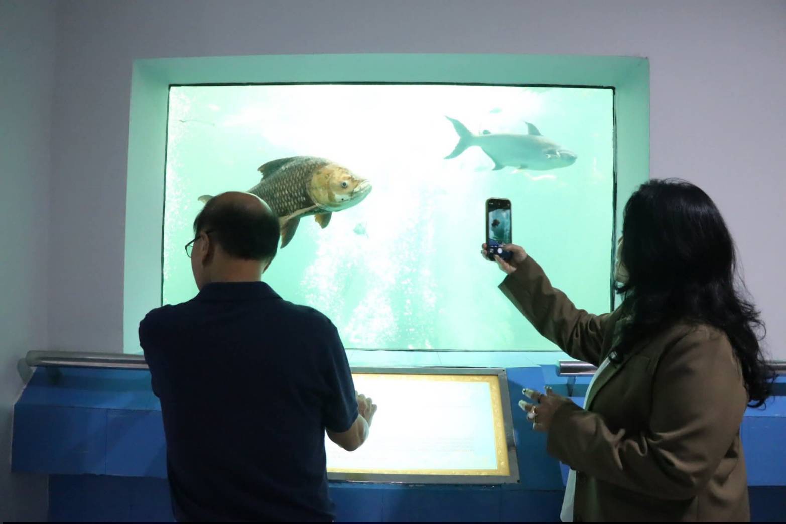 title - ผอ.ศพส. ให้การต้อนรับ คณะนักศึกษาโครงการรัฐประศาสนศาสตรมหาบัณฑิต รุ่นที่ 18 มหาวิทยาลัยรามคำแหง เข้าเยี่ยมชมแผนกฝึกอบรมทั้ง 12 แผนก และพื้นที่ภายในศูนย์ส่งเสริมและพัฒนาอาชีพเสริมนอกภาคการเกษตร